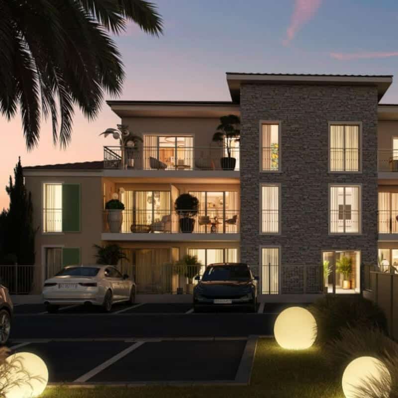 Peaceful Cogolin Résidence appartements neufs Pinel PTZ façade arrière nuit palmiers luminaires boules parking